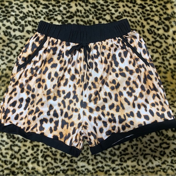 Iltex 🆕 Leopard pocketed Shorts 🩳 - Picture 1 of 2